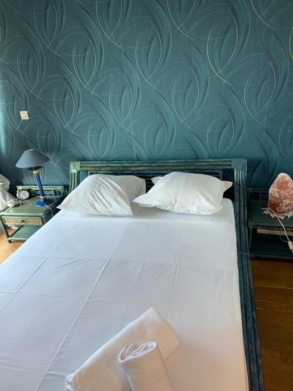 un lit dans une chambre avec un mur végétal dans l'établissement Villa Rimbaud, à Cannes