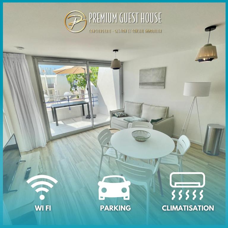 un salon avec un canapé et une table dans l'établissement PGH N14 - 200m de la Plage avec Parking Privé, à La Grande Motte