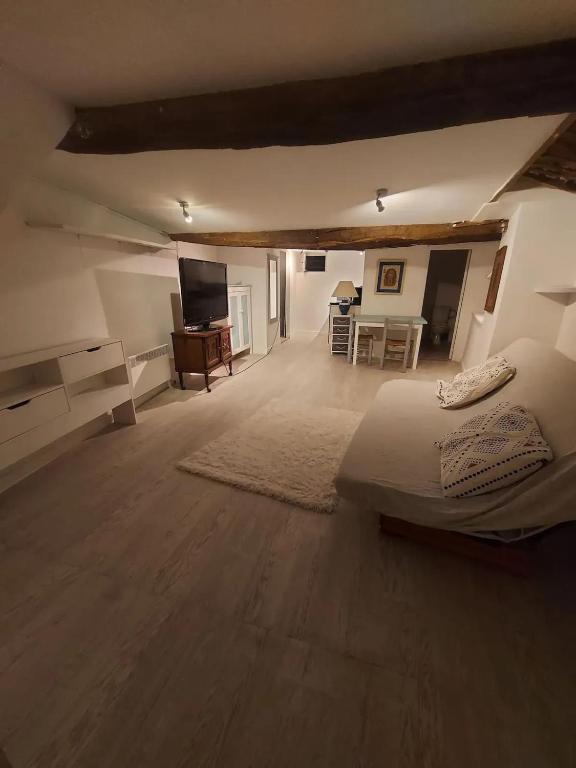 une chambre avec un grand lit et un salon dans l'établissement Appartement moderne à Gréolières, 26 m², vue saisissante, à Gréolières