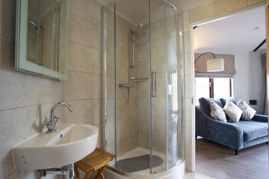 Koupelna v ubytování LOCH TAY HIGHLAND LODGES and GLAMPING PARK