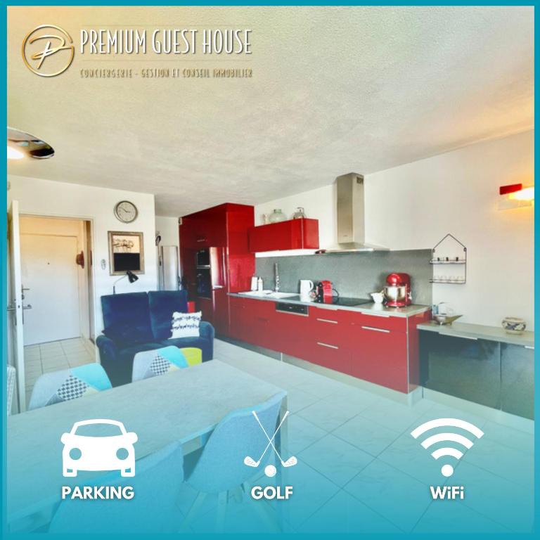 - une cuisine avec des placards rouges et des chaises bleues dans la chambre dans l'établissement PGH N16 - à Deux Pas du Golf avec Parking Privé, à La Grande Motte