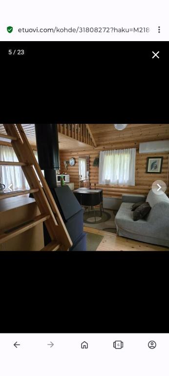 een woonkamer met een trap en een bank bij Katajaranta in Savonlinna