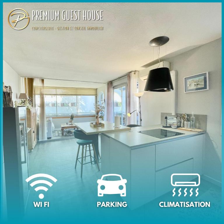 - la visualisation d'une cuisine avec visualisation d'une salle à manger dans l'établissement PGH N18 - À 300m de la Plage avec Parking Privé, à La Grande Motte