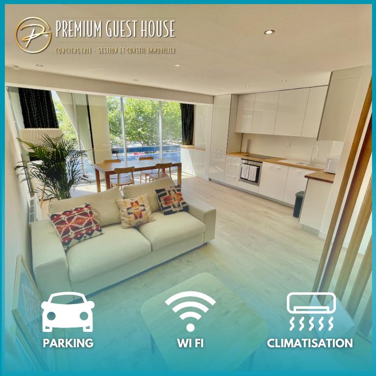 un salon avec un canapé et une cuisine dans l'établissement PGH N19-Centre-Ville, Plage à 200m, Parking Privé, à La Grande Motte