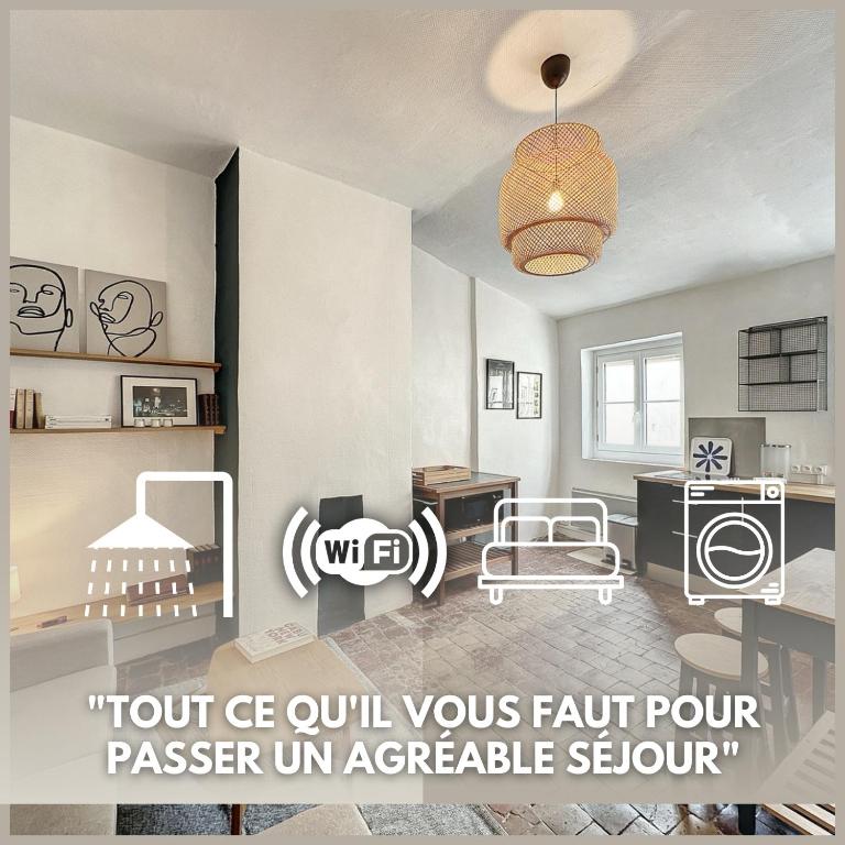 Cette chambre comprend un salon doté d'une lampe suspendue. dans l'établissement Cosy Appartement, St Sebastien, à Lyon