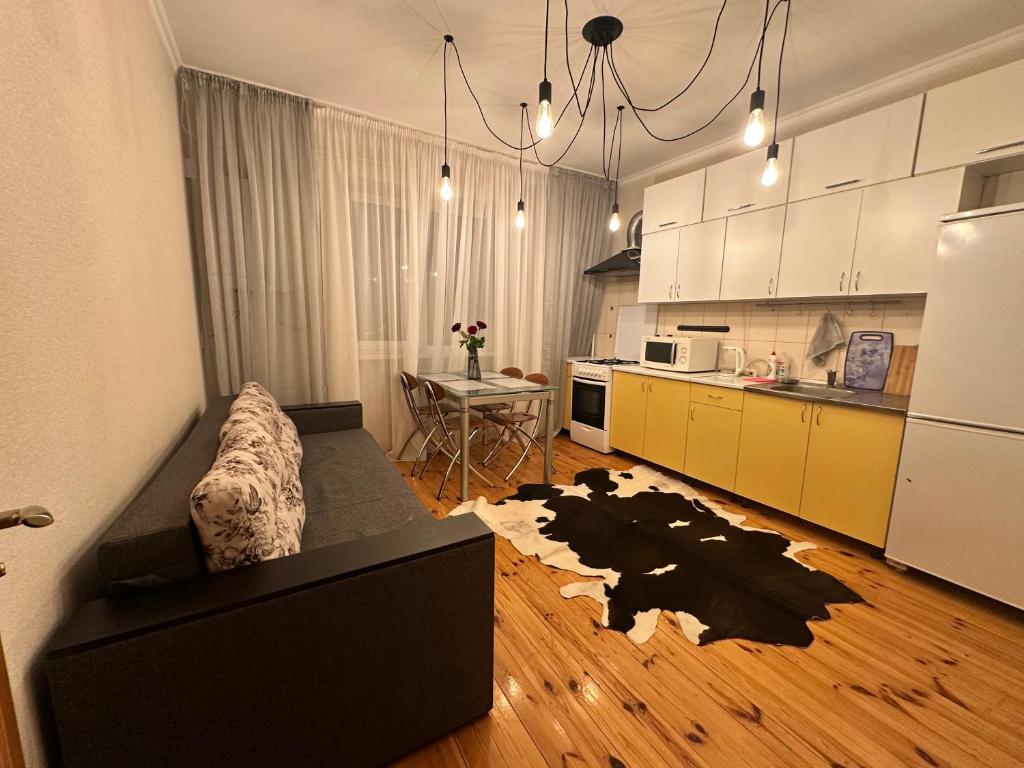 un salon avec un canapé et une cuisine dans l'établissement Квартира в центрі в новобудові Набережний квартал, à Rivne