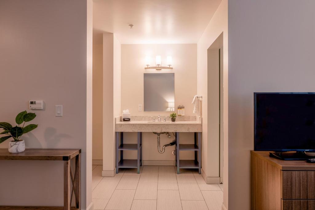 Inn At Moss Landing Point photo