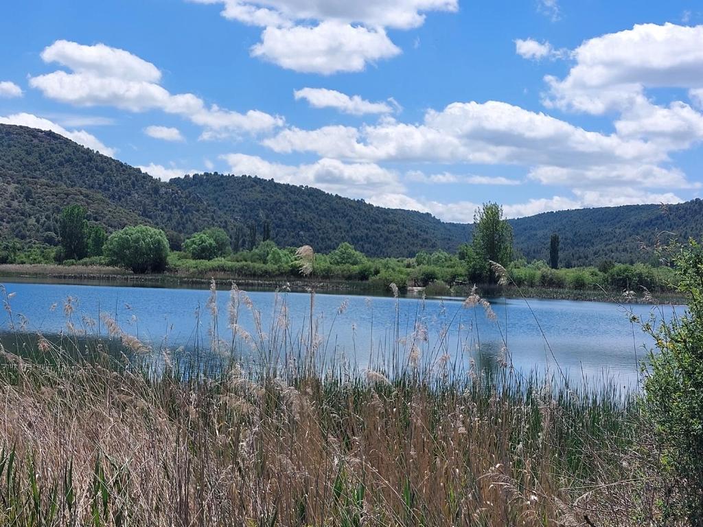 Blick auf einen See mit Bergen im Hintergrund in der Unterkunft La Casa de Dori in Beteta