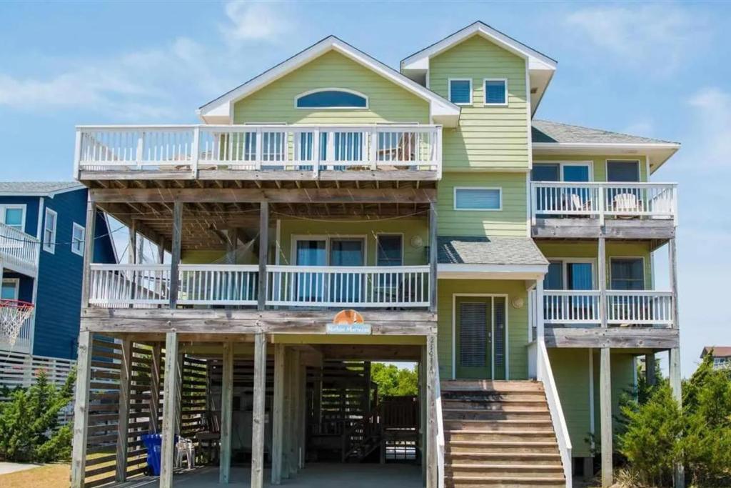 Casa grande de color amarillo y azul con terraza en Endless Summer Nights, en Waves