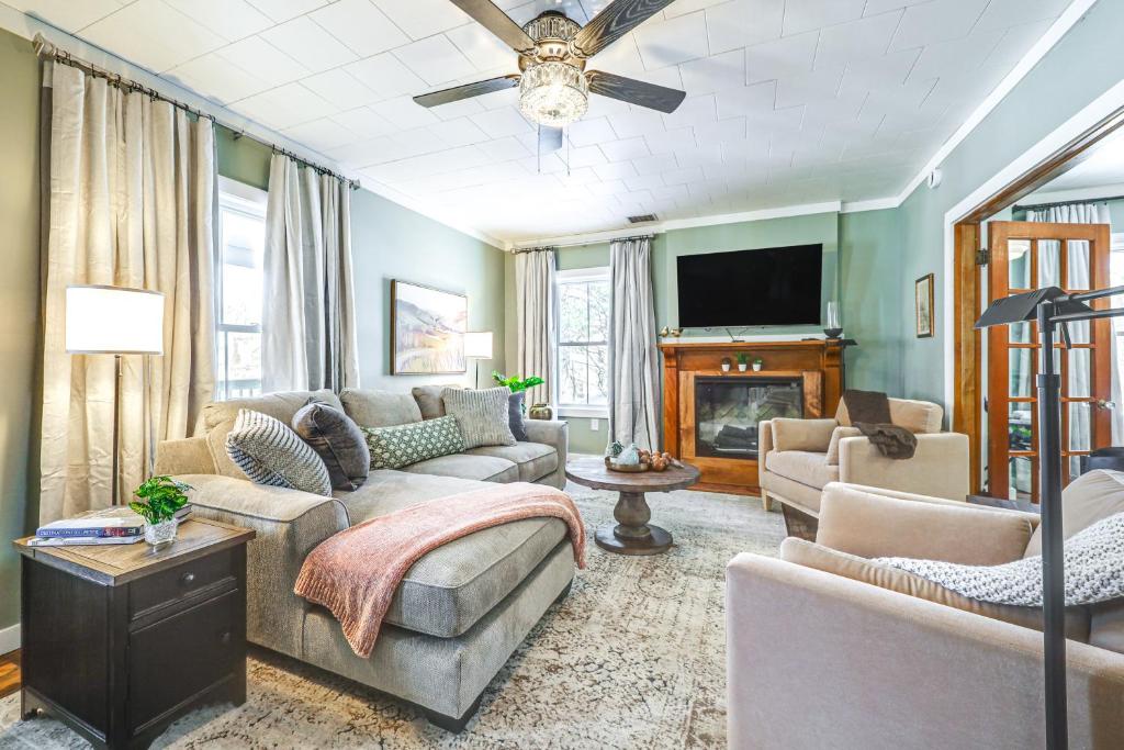 TV a/nebo společenská místnost v ubytování Less Than 1 Mi to Houlton Riverfront Park Home with Yard!