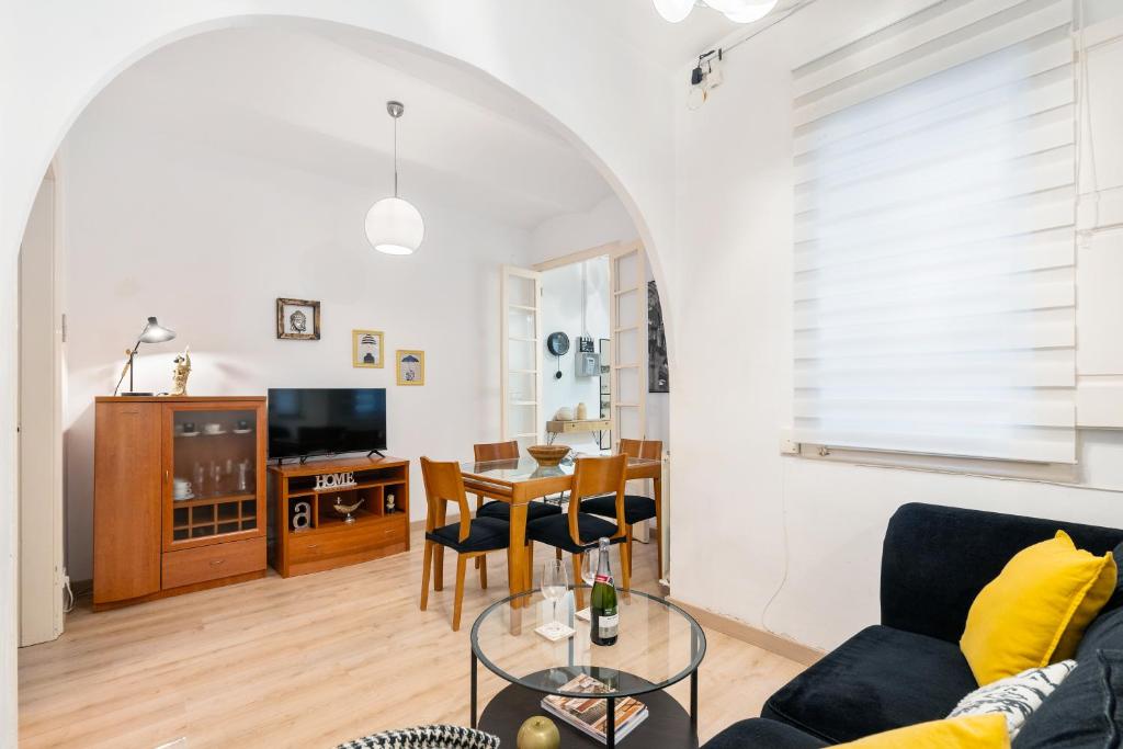 Whisper-Quiet 2BR Near Sagrada