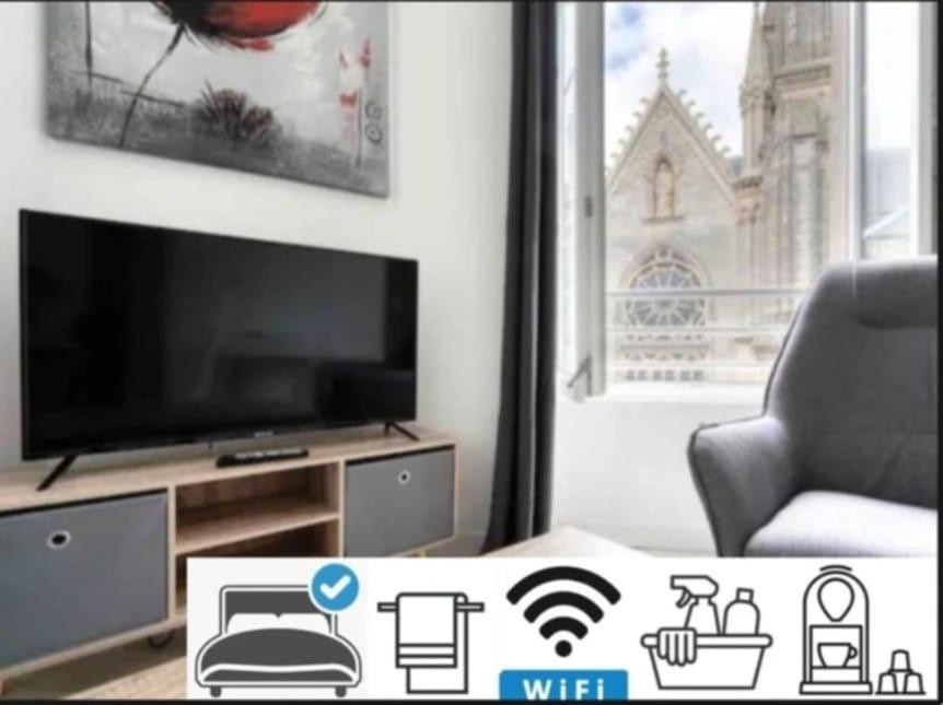 Il comprend un salon doté d'une télévision, d'une chaise et d'une fenêtre. dans l'établissement Basilique VII, à Douvres-la-Délivrande