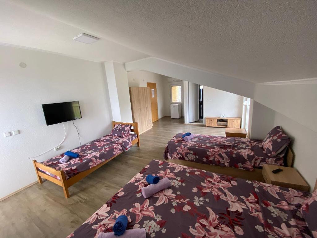Postel nebo postele na pokoji v ubytování RISTESKI GUEST HOUSE