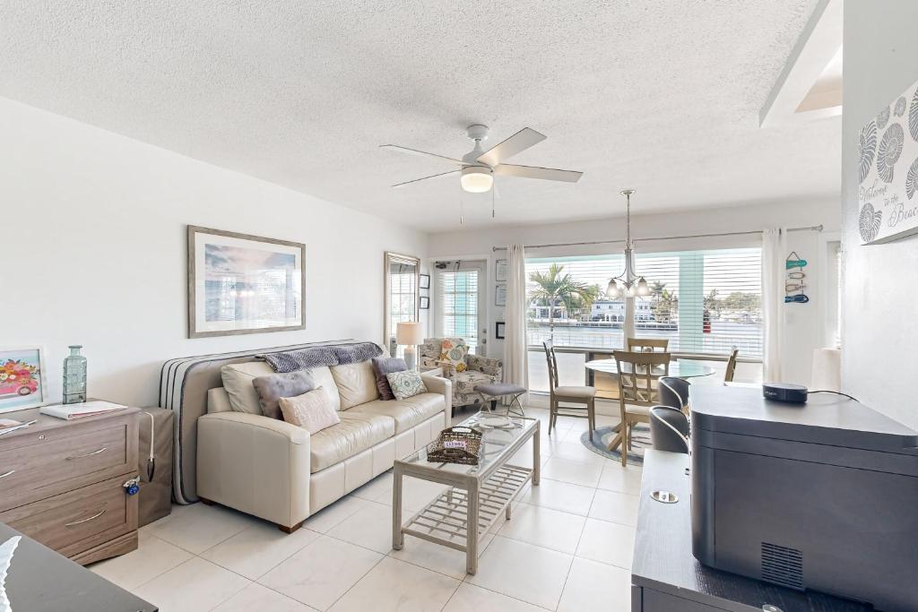 Una sala de estar con un sofá y un televisor. en Aloha at Pompano #19, en Pompano Beach