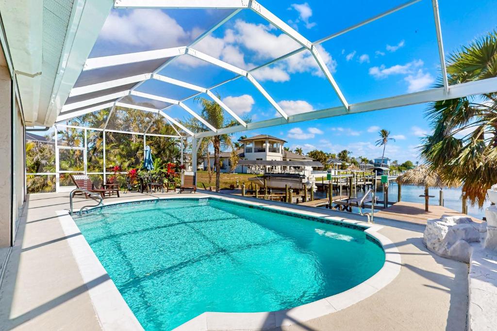 una piscina cubierta con techo abierto en Villa Kelleigh Anne, en Cabo Coral