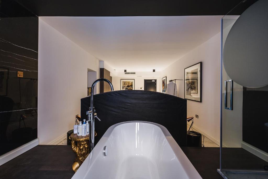 Postel nebo postele na pokoji v ubytování SU29 Boutique Hotel