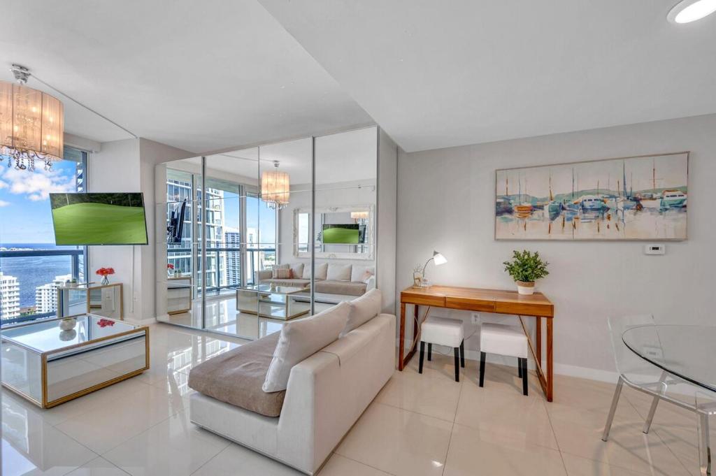 Posezení v ubytování 37th Floor Luxurious unit with Bay & Pool view FREE SPA