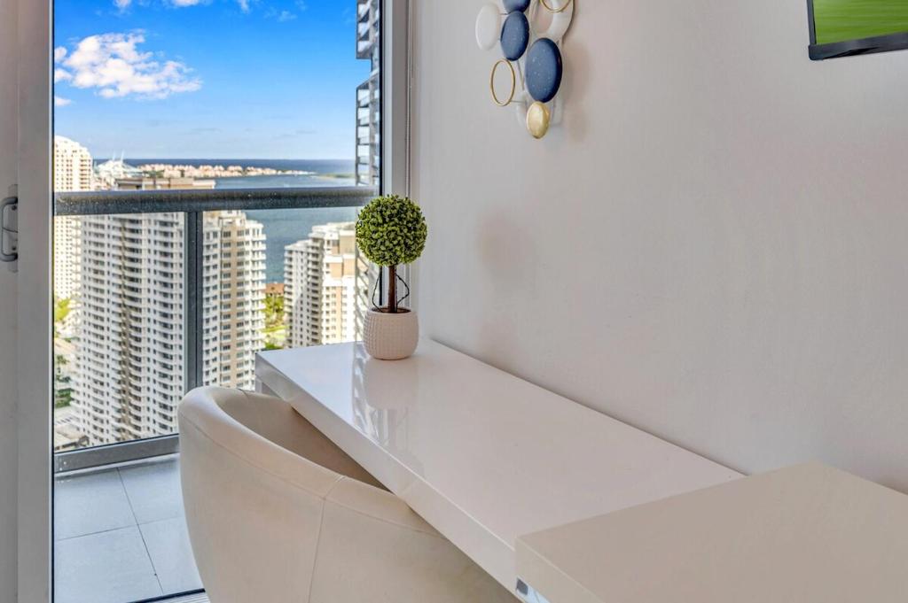 Balkón nebo terasa v ubytování 37th Floor Luxurious unit with Bay & Pool view FREE SPA