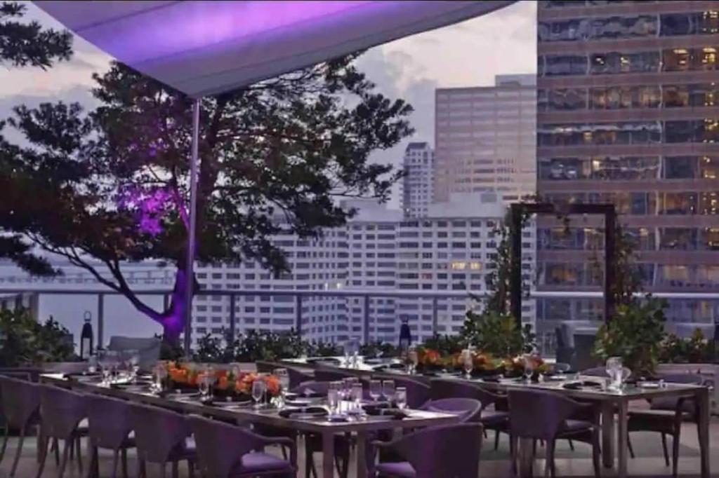 Restaurace v ubytování 37th Floor Luxurious unit with Bay & Pool view FREE SPA