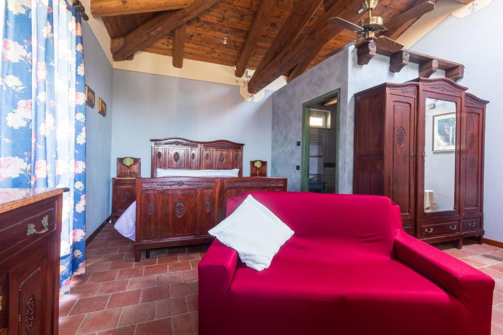 A seating area at Alba Morus