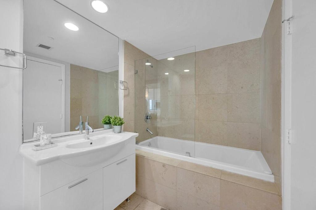 Koupelna v ubytování 37th Floor Luxurious unit with Bay & Pool view FREE SPA