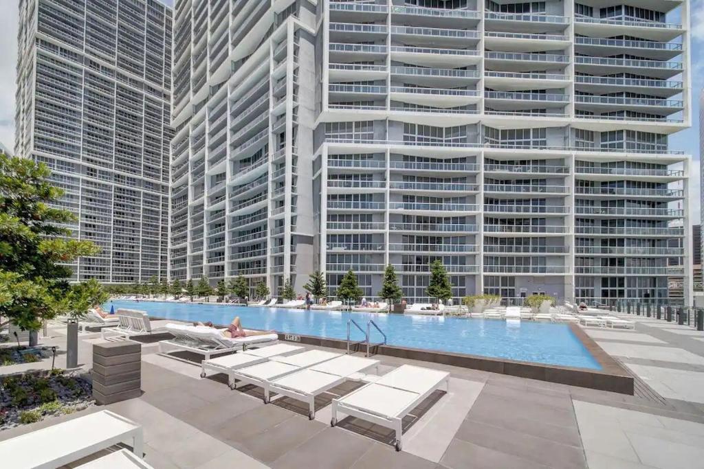 Bazén v ubytování 37th Floor Luxurious unit with Bay & Pool view FREE SPA nebo v jeho okolí