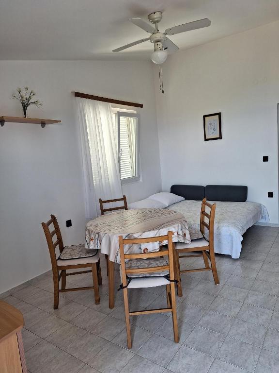 Postel nebo postele na pokoji v ubytování Apartmani Belobrk Potocnica Pag