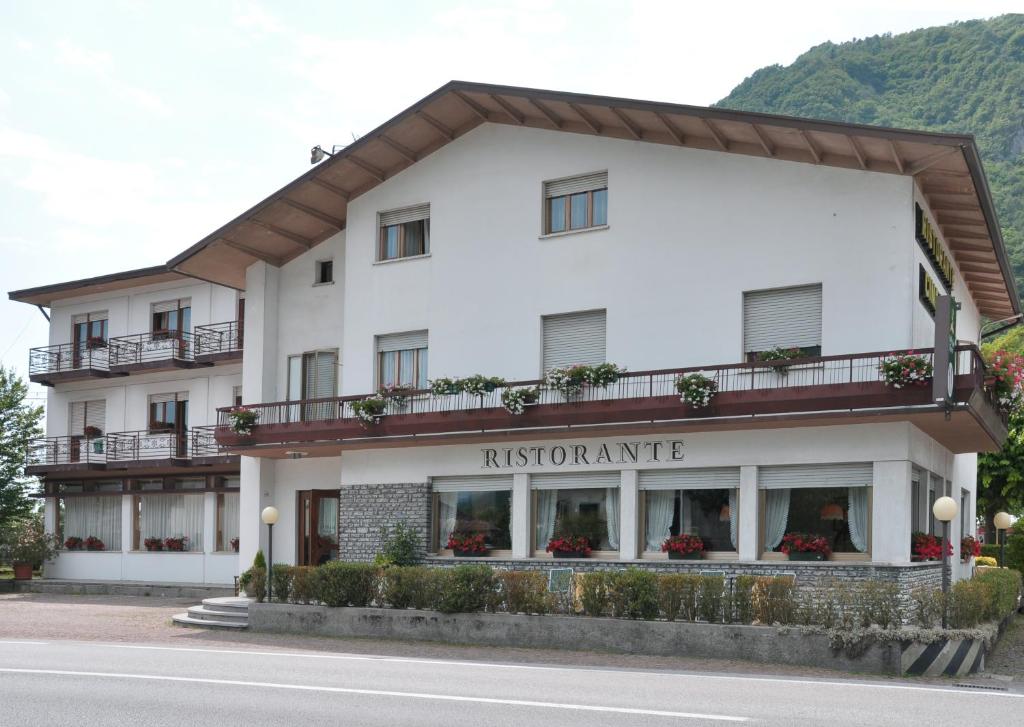 Nespecifikovaný výhled na hory nebo výhled na hory při pohledu z hotelu