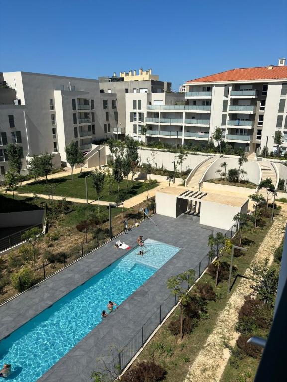 une vue aérienne d'une piscine dans une ville dans l'établissement Appart T2 avec piscine et climatisation à St just, à Marseille