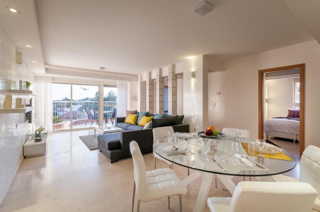 een woonkamer met een tafel en een bank bij Magical Sea View with 3 Bedroom in Eilat