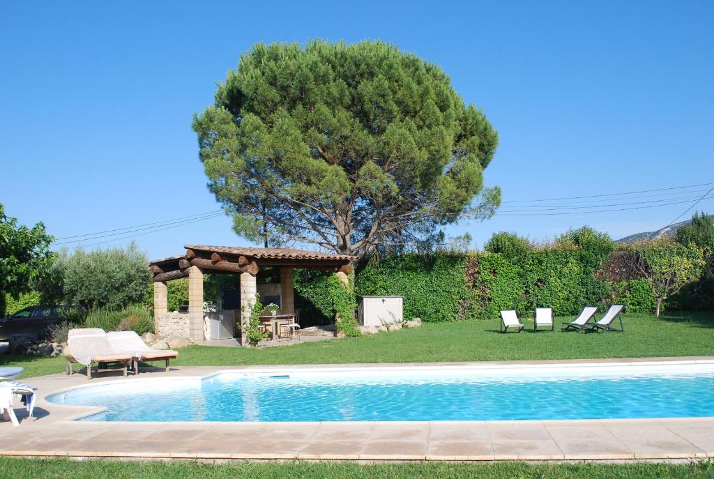 - une piscine dans une cour avec un kiosque dans l'établissement Provencal villa, Luberon Park, à Maubec