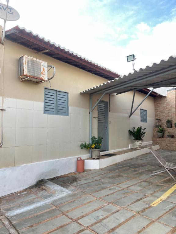 una casa con un canestro da basket sopra di Apto NOVO MEL ad Areia Branca