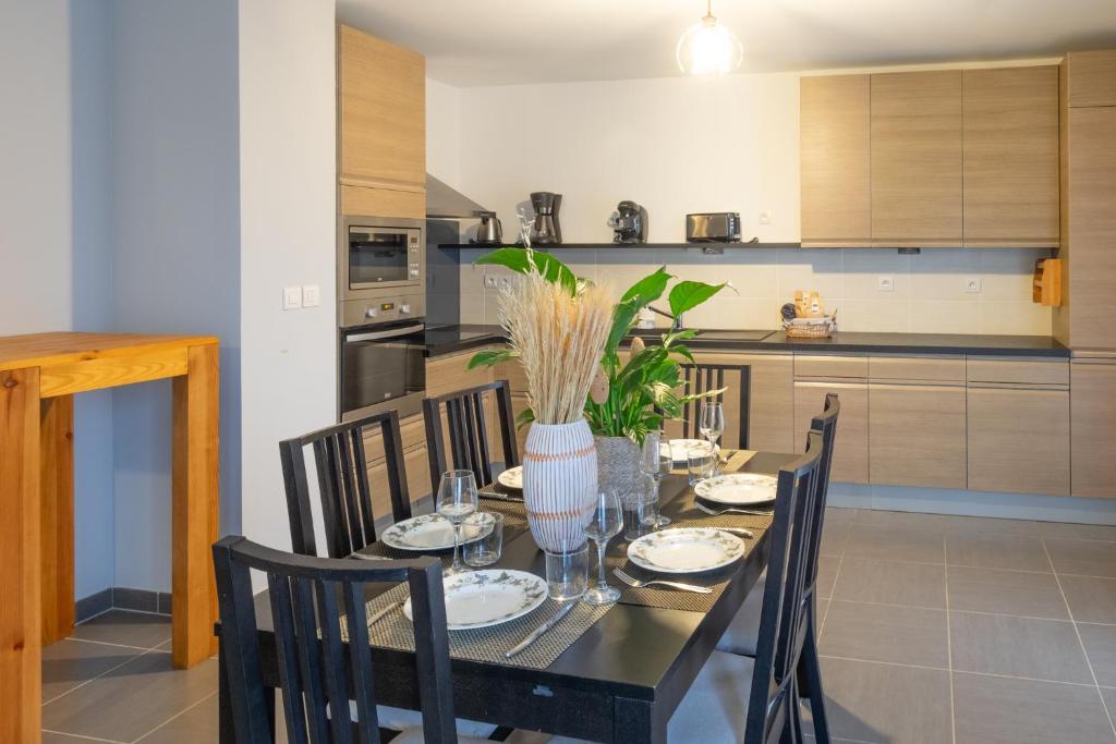 une salle à manger avec une table et des chaises dans une cuisine dans l'établissement Quatuor6, à Annecy