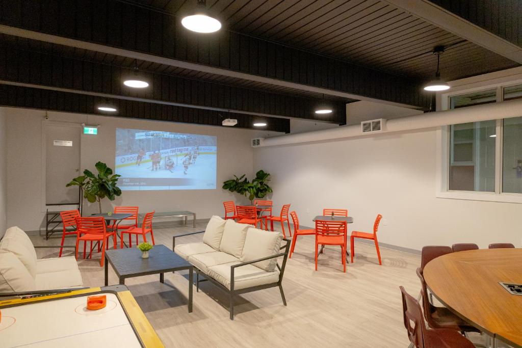 TV a/nebo společenská místnost v ubytování Scott's Inn & Suites