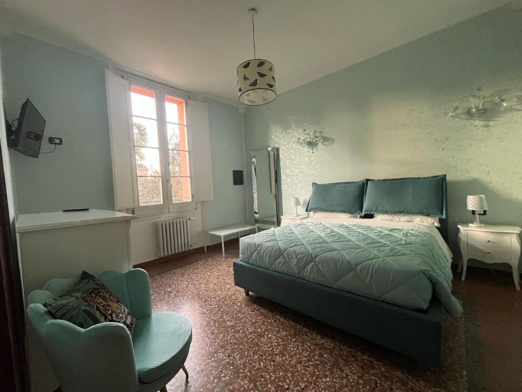 Un pat sau paturi într-o cameră la Saragozza flat & secret garden