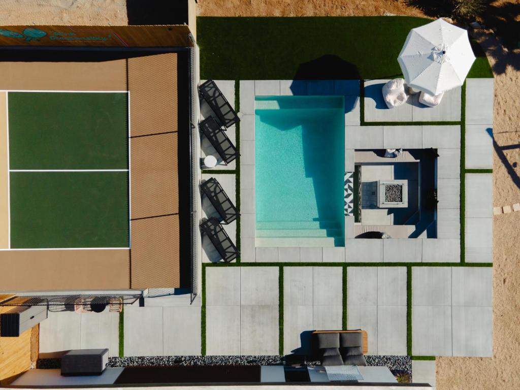 an overhead view of a tennis court and a tennis court at Ventana Cove Pickleball Retreat in Yucca Valley