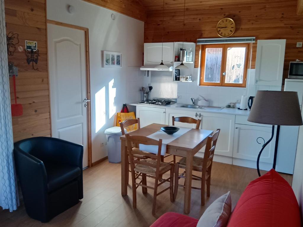Kuchyň nebo kuchyňský kout v ubytování Domaine de Cadenne