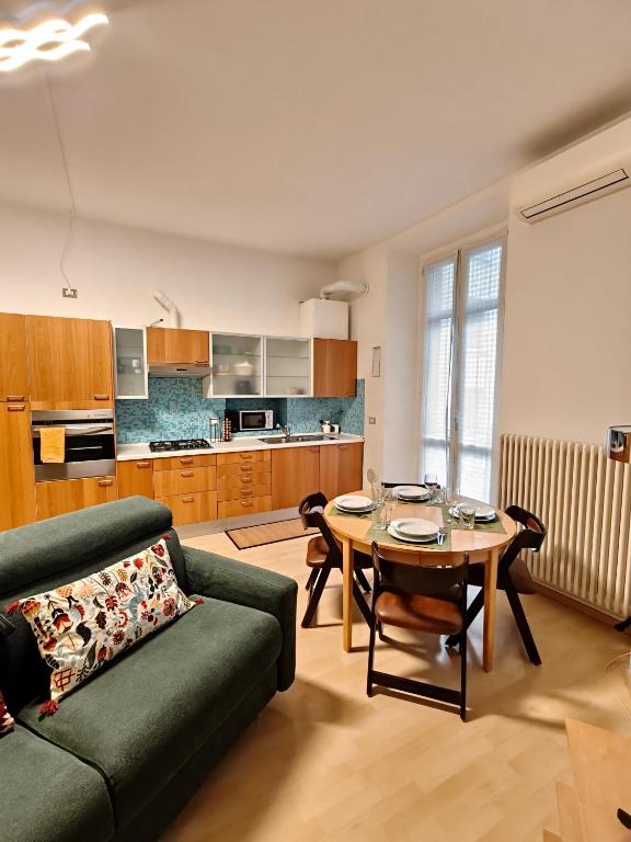 Milano Center Apartment in Shopping and living Area with AC, Wifi, steps from M1 and Airport and Fiera Milano link