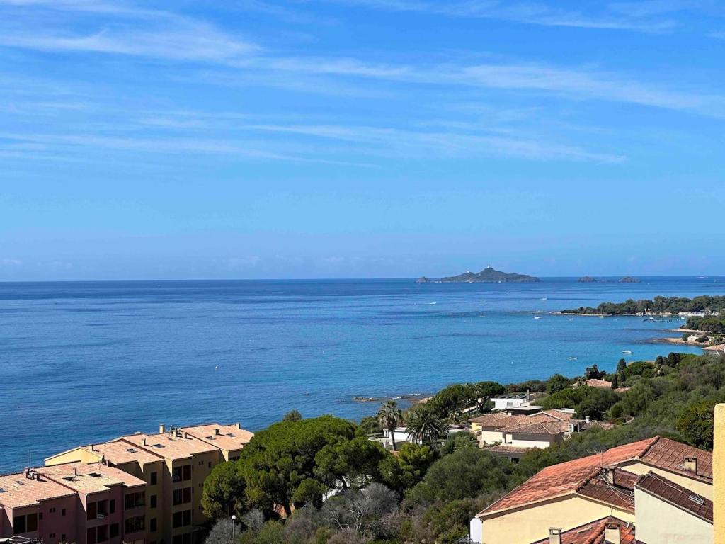 une vue sur une grande étendue d'eau dans l'établissement Studio vue mer, à Ajaccio