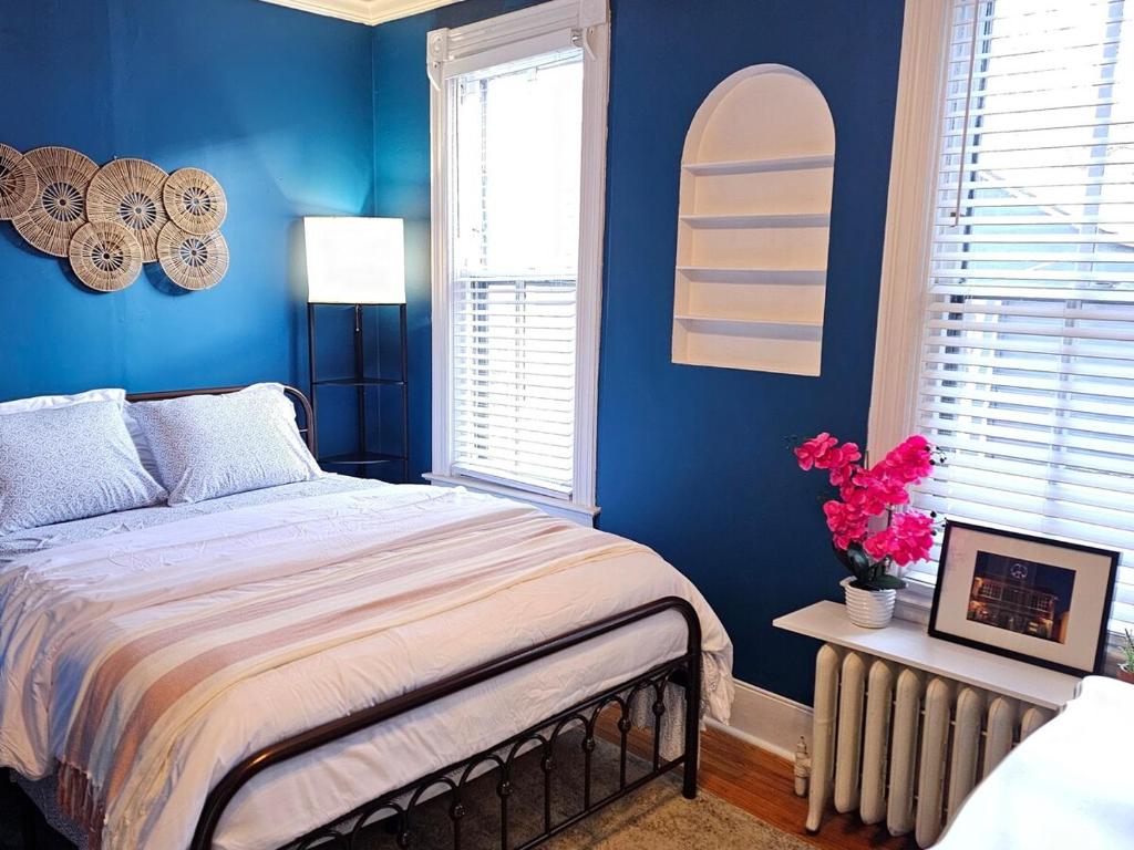 Postel nebo postele na pokoji v ubytování Cathedral Hill Charm