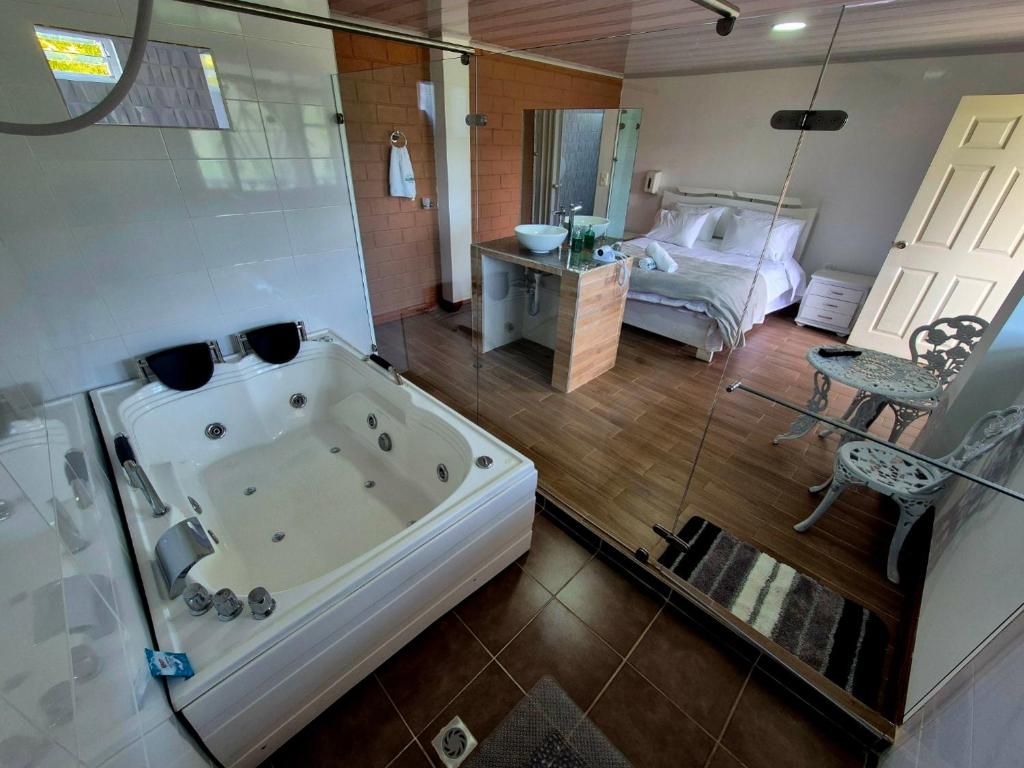 Hotel Villa Isabella de Tinjacá Boyacá - Koningskamer Met Uitzicht Op De Bergen
