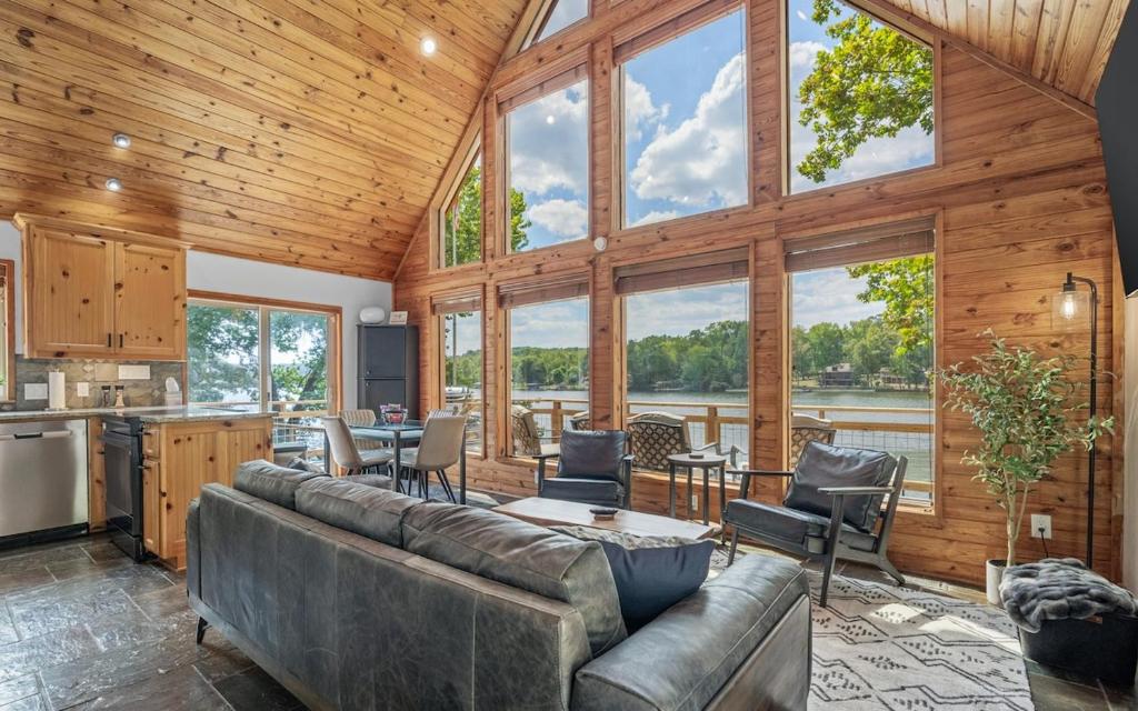 Χώρος καθιστικού στο Cozy Lakeside Cabin