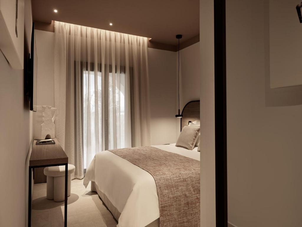 Postel nebo postele na pokoji v ubytování NAUMA PAROS Design Boutique Hotel