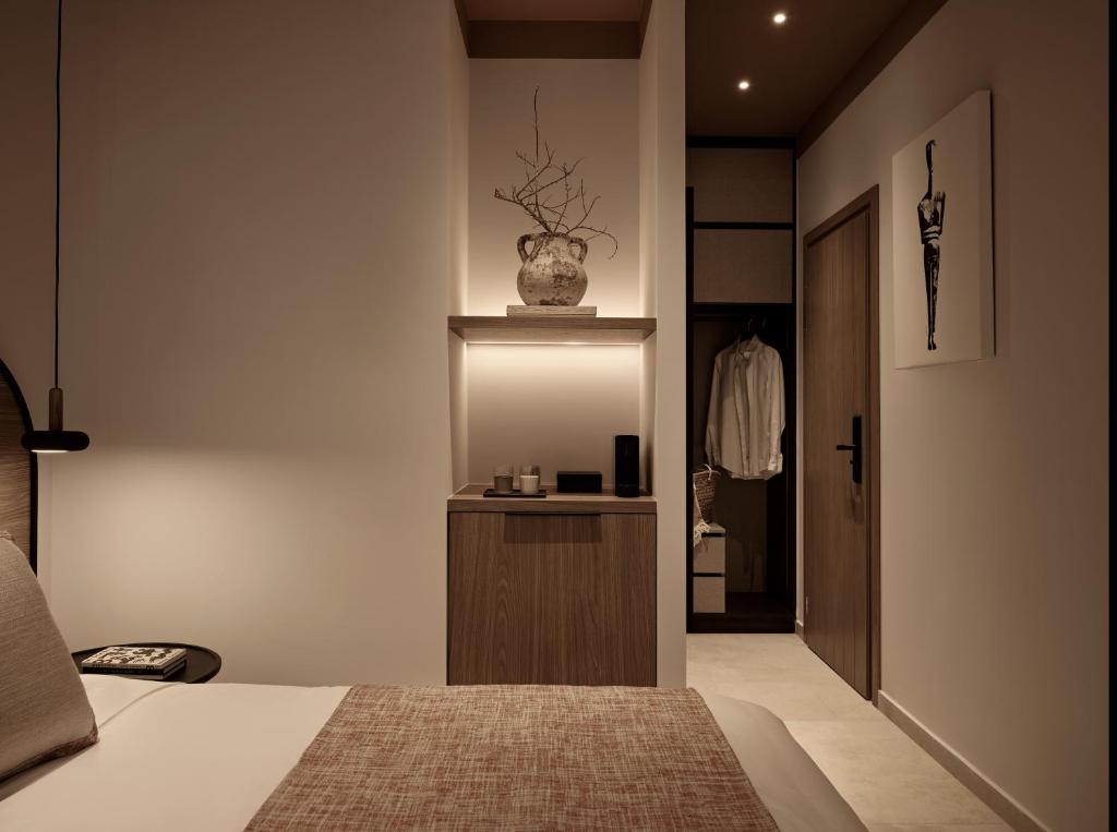 Postel nebo postele na pokoji v ubytování NAUMA PAROS Design Boutique Hotel