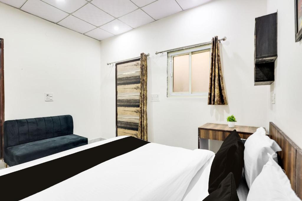Postel nebo postele na pokoji v ubytování Hotel O 83167 Golden Key Inn