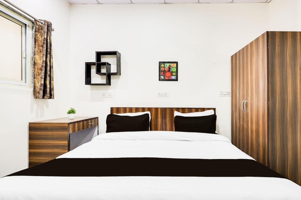 Postel nebo postele na pokoji v ubytování Hotel O 83167 Golden Key Inn