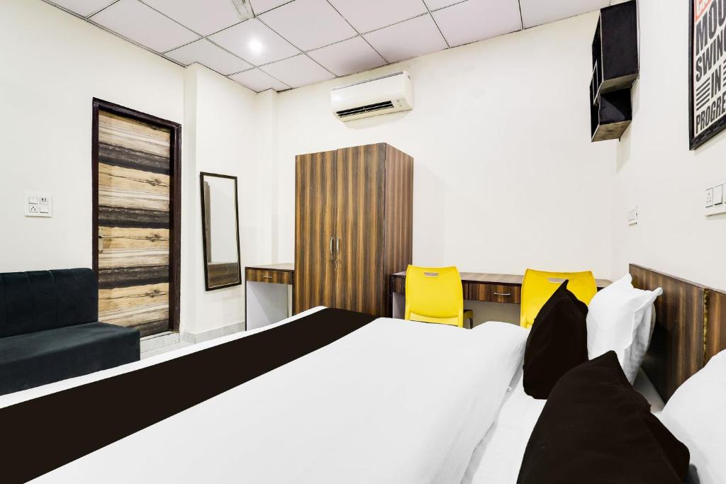 Postel nebo postele na pokoji v ubytování Hotel O 83167 Golden Key Inn