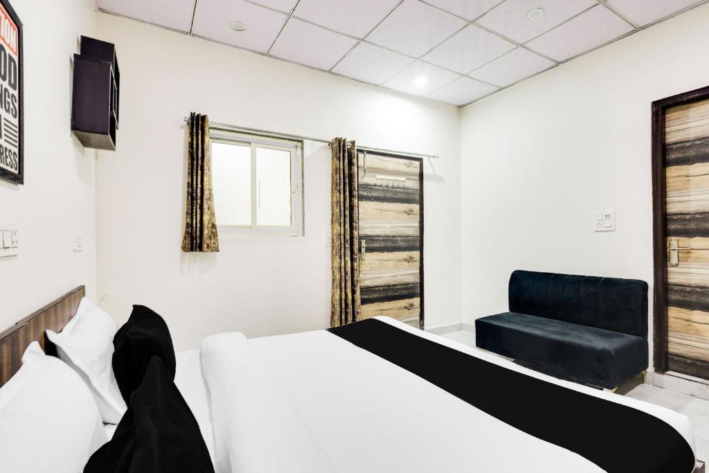 Postel nebo postele na pokoji v ubytování Hotel O 83167 Golden Key Inn