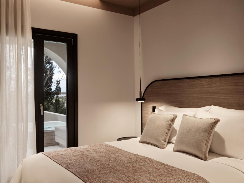 Postel nebo postele na pokoji v ubytování NAUMA PAROS Design Boutique Hotel