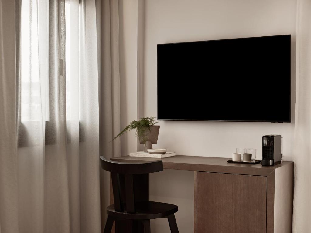 TV a/nebo společenská místnost v ubytování NAUMA PAROS Design Boutique Hotel